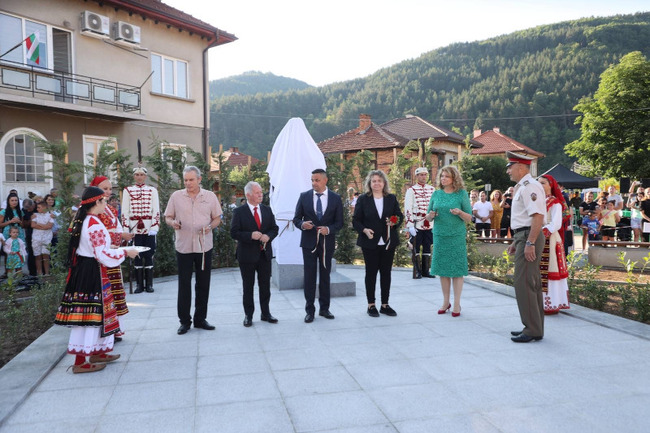 Председателят на Народното събрание Наталия Киселова присъства на откриването на паметник на Васил Левски в Етрополе по повод 188 години от рождението му