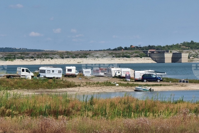 Всички постройки около язовир „Огоста“ са незаконни, повечето не бяха премахнати в определения срок, каза областният управител на Монтана