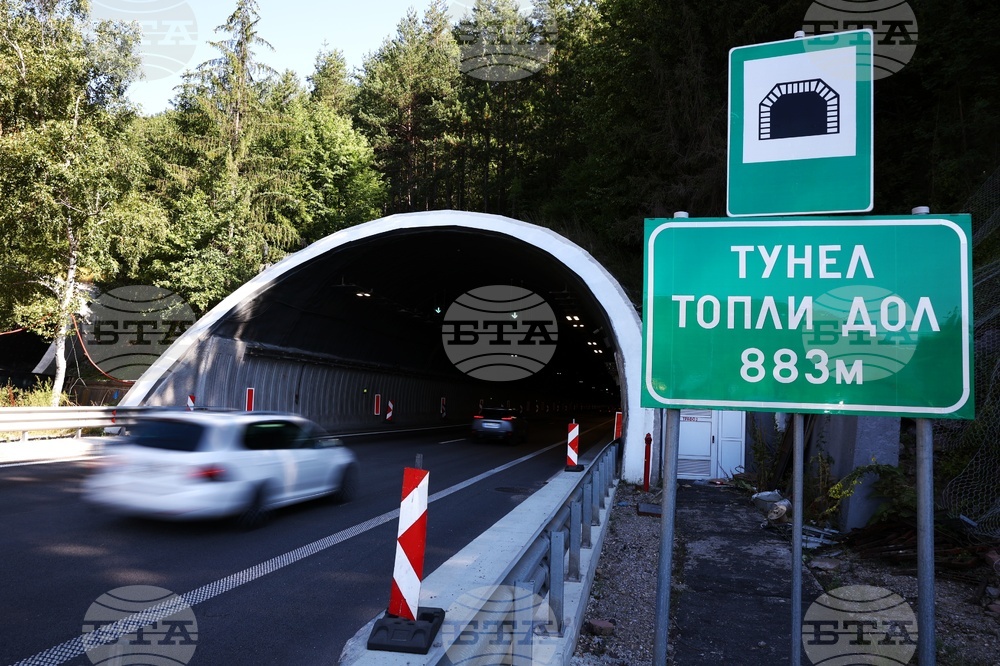 Заради почистване на пътните знаци тази нощ ще има промени в организацията на движението в тунел „Топли дол“ на автомагистрала „Хемус“