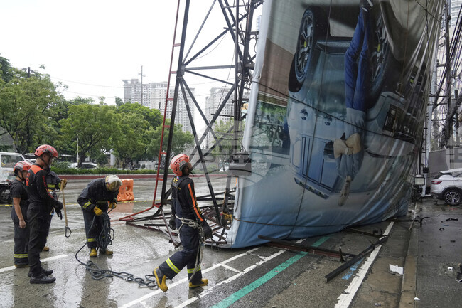 Хонконг затвори училищата и отмени полети заради приближаването на тайфуна „Уифа“