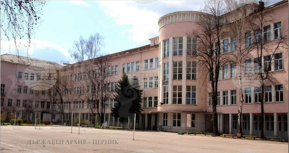 Ретроспективна изложба представя 100-годишната история на Природо-математическата гимназия в Перник