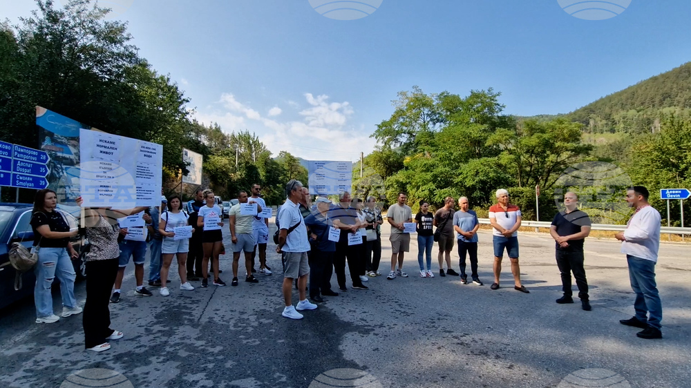 Residents of Devin Block Main Road to Smolyan, Protest over Water Supply Restrictions