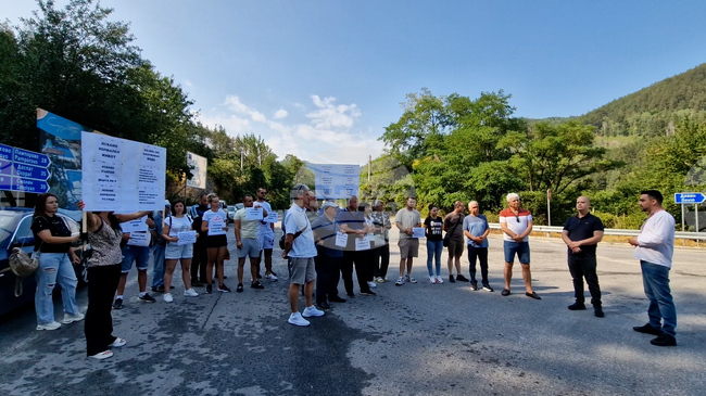 Residents of Devin Block Main Road to Smolyan, Protest over Water Supply Restrictions