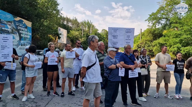 Жители на Девин затвориха главния път за Смолян и протестираха заради режима на вода