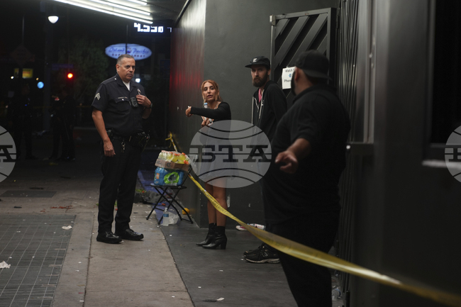 Полицията в Лос Анджелис е открила прострелян мъжа, управлявал автомобила, който днес се вряза в група хора пред нощен клуб 