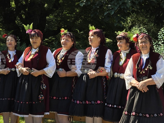  Село Рибарица - празник - народен обичай и автентична носия