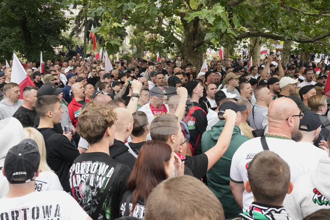 Хиляди хора се събраха във Варшава и още 80 населени места в Полша, за да протестират срещу приема на мигранти