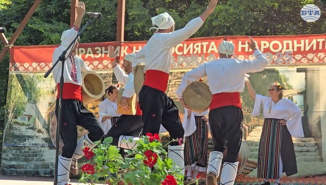 Над 1000 самодейци от 40 читалища участват в 17-ото издание на празника на народния обичай и автентичната носия в тетевенското село Рибарица