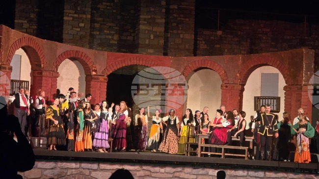 Спектакълът на бургаската опера „Кармен“ от Жорж Бизе бе аплодиран на откритата сцена на Царевец