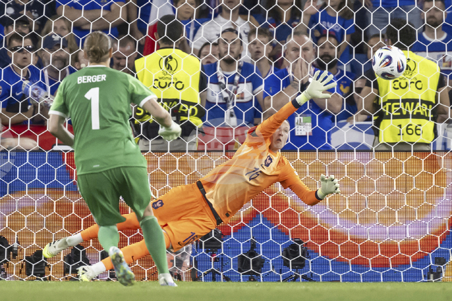 Германия победи Франция след дузпи и се класира за полуфиналите на Европейското първенство по футбол за жени