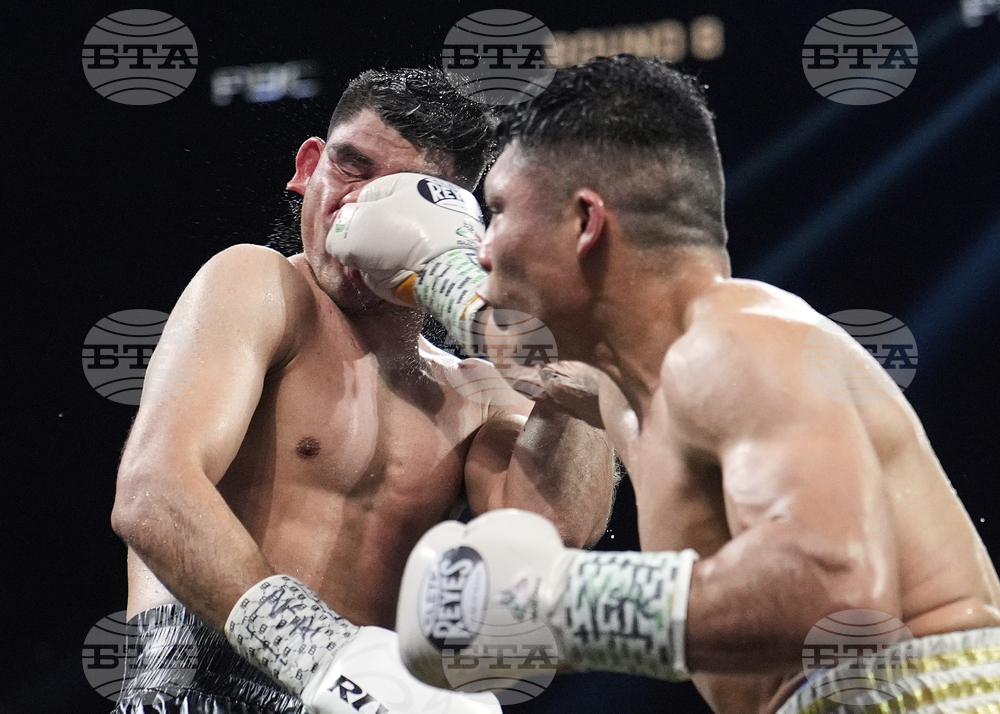 APTOPIX Cruz Salcido Boxing