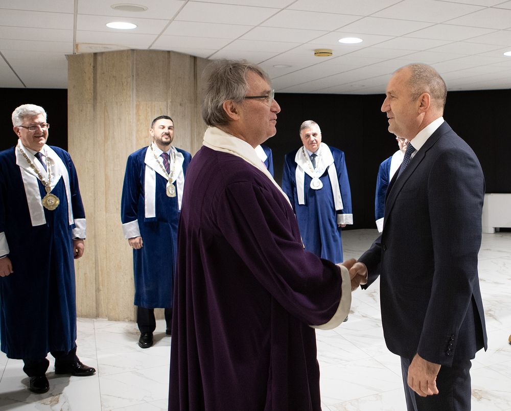 Президентът: Обществото очаква младите ни лекари да трансформират модела на българското здравеопазване с по-високи стандарти