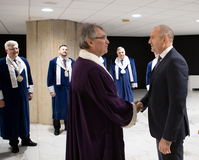 Президентът: Обществото очаква младите ни лекари да трансформират модела на българското здравеопазване с по-високи стандарти