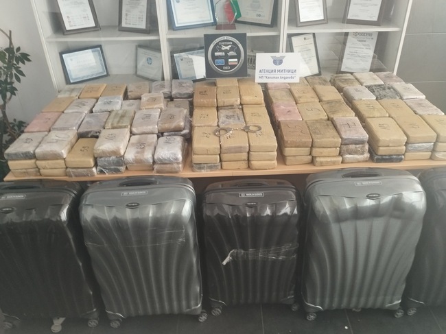 Окръжна прокуратура-Хасково привлече като обвиняеми и задържа българин и двама чужди граждани за опит за контрабанда на 205 кг кокаин за 37 069 200 лева през ГКПП "Капитан Андреево"