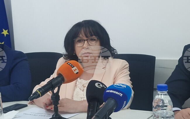 България емитира дълг на международните пазари при изключително благоприятни условия заради членството си в еврозоната, каза Теменужка Петкова