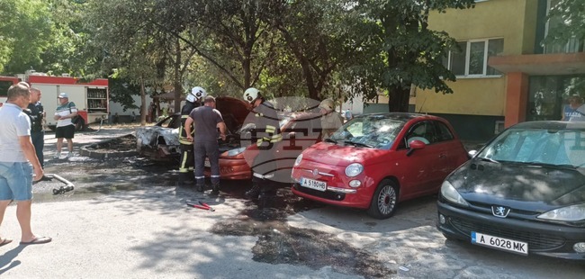 Лек автомобил изгоря при пожар в бургаския комплекс "Изгрев", огънят засегна и втора кола