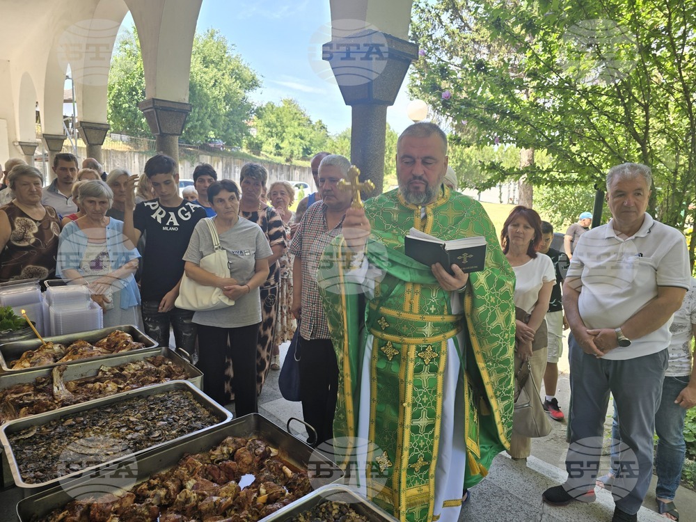 В Долни Дъбник отбелязаха храмовия празник на църквата „Свети пророк Илия“ с литургия и курбан
