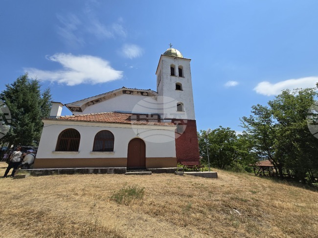 Вярващи почетоха свети пророк Илия в един от най-старите храмове край Благоевград
