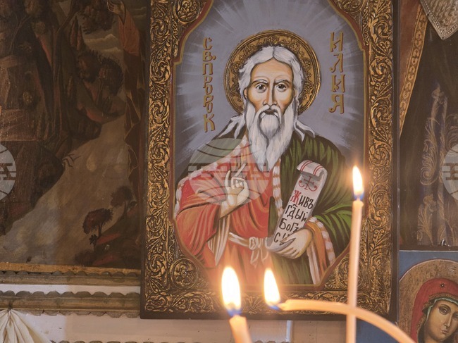 На поуките от житието на свети пророк Илия наблегнаха неделните проповеди в страната