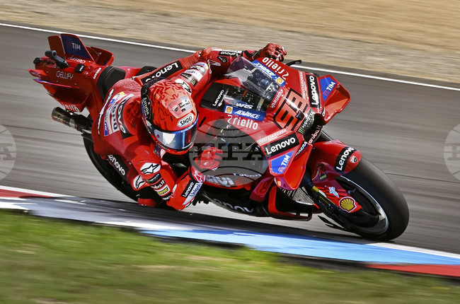 Марк Маркес спечели Гран при на Австрия в клас МотоGP от Световния шампионат по мотоциклетизъм и увеличи преднината си на върха в генералното класиране