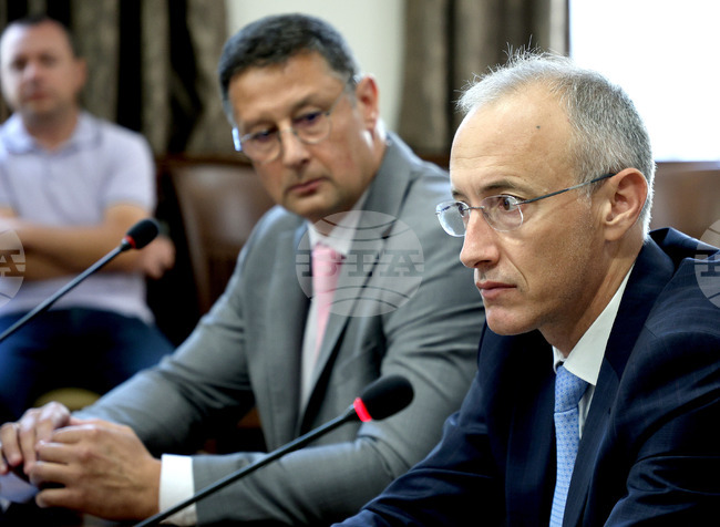 Министър Красимир Вълчев не очаква приемането на еврото да доведе до сътресения в системата на образованието