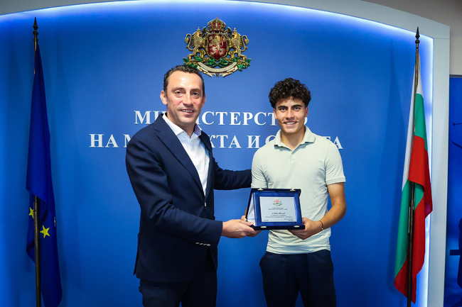 Министър Иван Пешев награди тенисистите Иван Иванов и Александър Василев