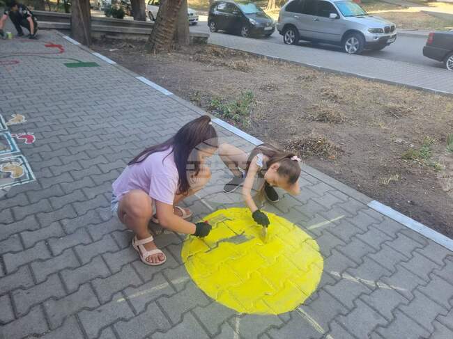 Деца и родители облагородиха пространството пред Превантивно-информационен център по зависимости в Стара Загора