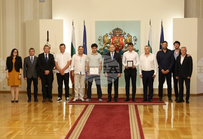 Тенисистите Иван Иванов и Александър Василев бяха удостоени с почетни плакети от президента Румен Радев за успехите си на "Уимбълдън"