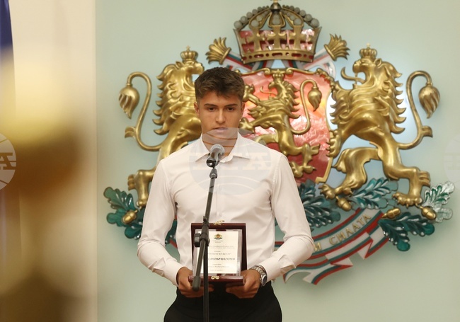 Ще продължаваме да прославяме България на най-високите сцени и на най-големите кортове, каза тенисистът Александър Василев пред президента