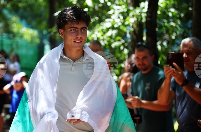 Шампионът от "Уимбълдън" при юношите Иван Иванов и полуфиналистът Александър Василев излизат на корта във вторник на турнира АТП Чалънджър 50 в София