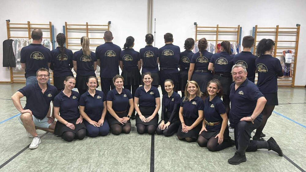 Развълнувани сме и напълно готови за първото ни турне в България, посочват от Фолклорен ансамбъл „Лазарка“ в Мюнхен