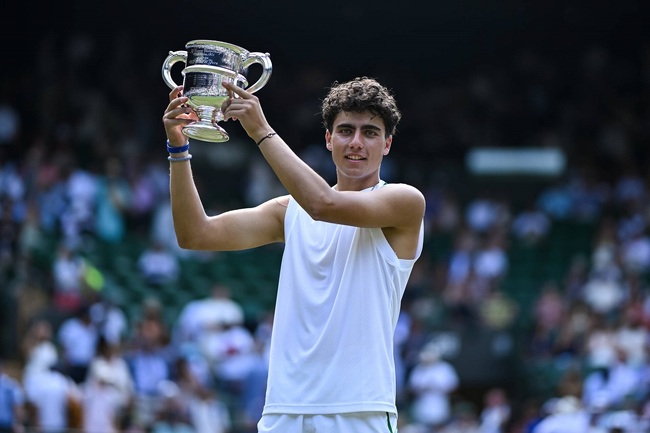 Областна администрация Варна: Областният управител ще връчи награда на младата тенис звезда Иван Иванов