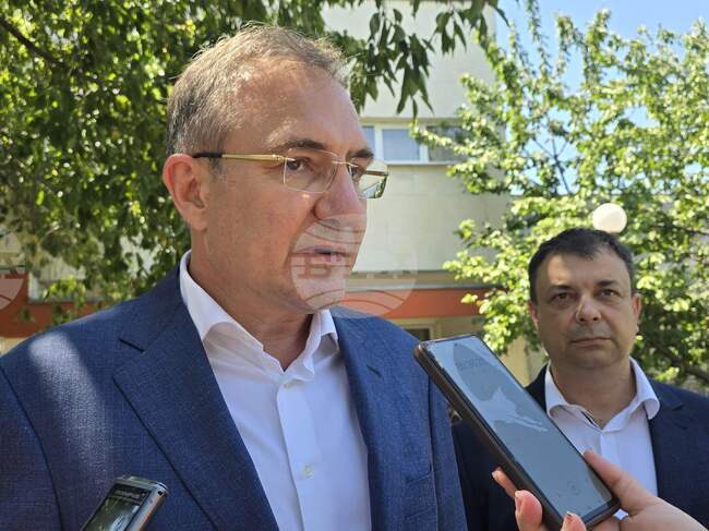 В момента се правят 81 ремонта на домове за стари хора в страната, каза Борислав Гуцанов в Силистра