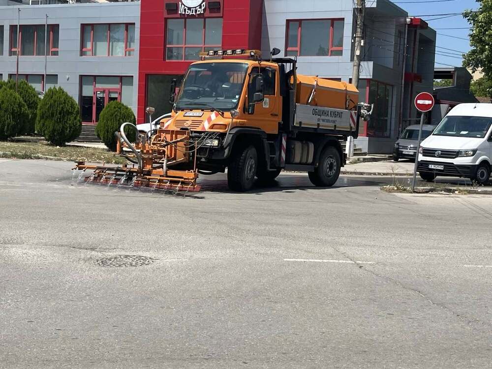 Продължава пръскането на вода по централни улици в Кубрат