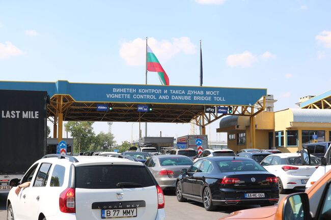 ОА Русе: Софтуерен проблем в системата за събиране на такси на Дунав мост временно затрудни преминаването през съоръжението днес следобед