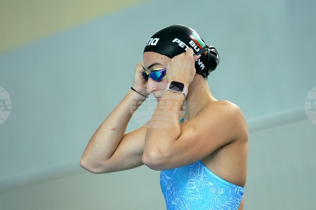 Три златни медала за Диана Петкова през третия ден от Държавното първенство по плуване в малък басейн в Бургас