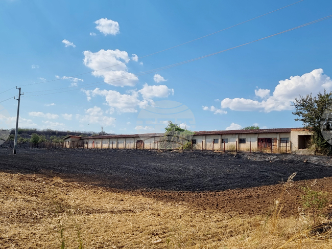 Пожар, тръгнал от запалено сметище, унищожи 300 бали фураж в сливенското село Блатец