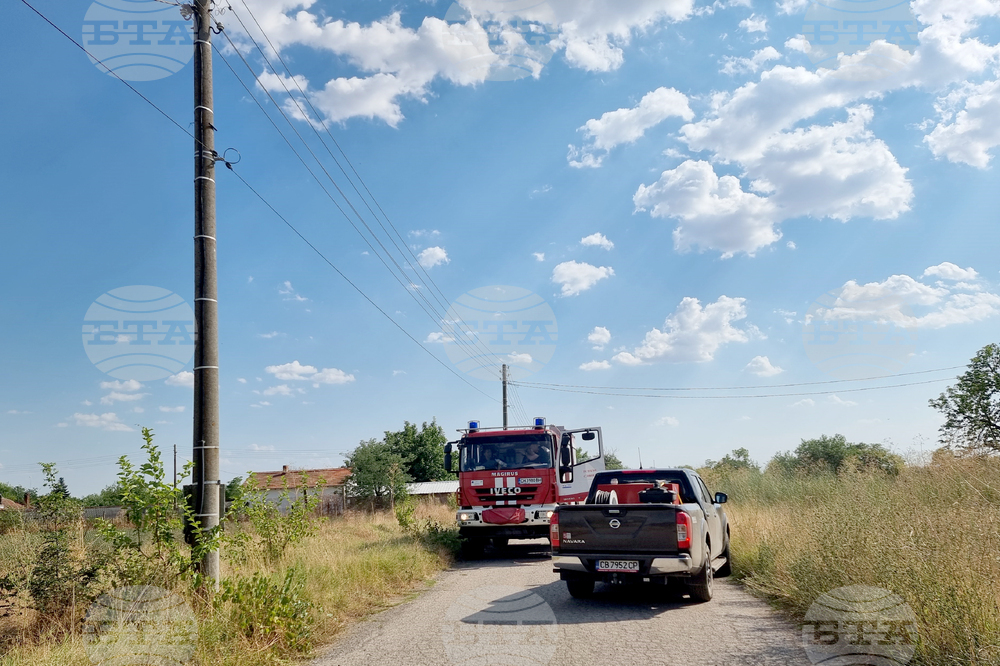 Пожарът, избухнал в гориста местност до пътя между селата Мокрен и Градец, е почти локализиран