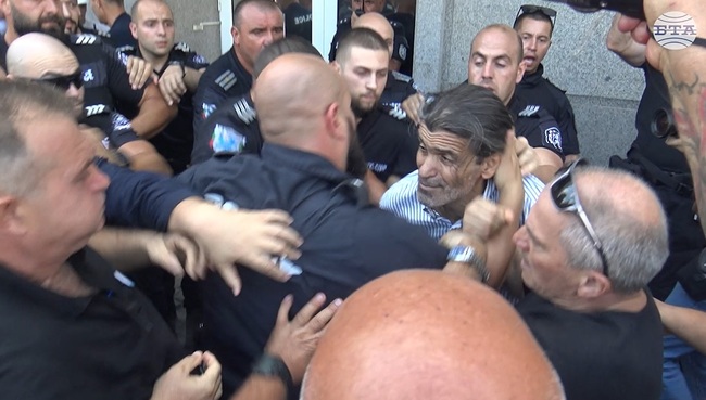 Граждани се събраха на протест пред сградата Антикорупционната комисия