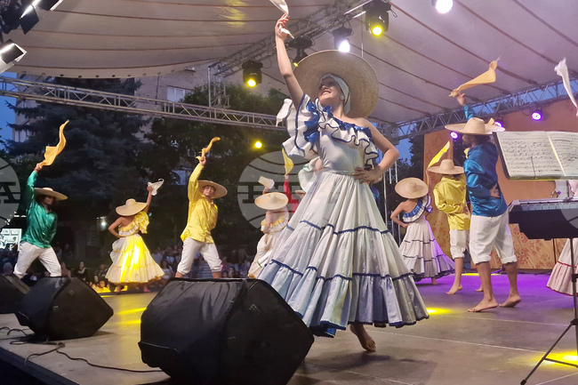 Музиканти и танцьори от Колумбия, Египет, Турция и местни фолклорни състави огласиха с ритми Разград