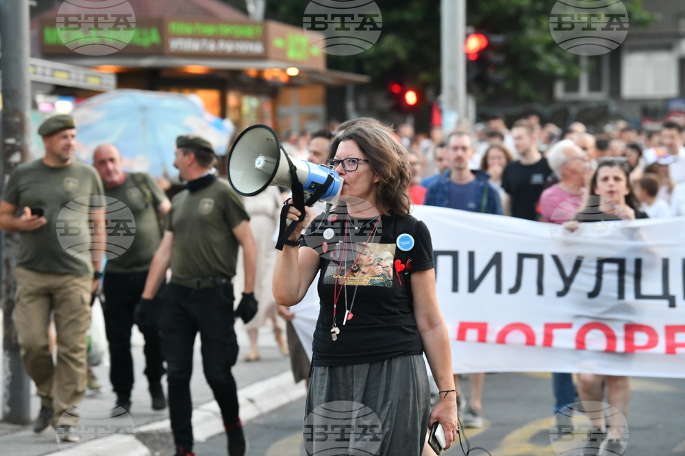Сръбските студенти с нова форма на протест - пишат призиви за предсрочни избори върху банкноти 