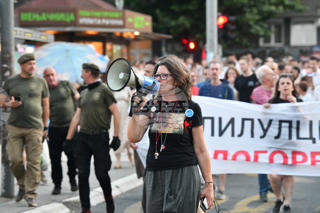 Сръбските студенти с нова форма на протест - пишат призиви за предсрочни избори върху банкноти 