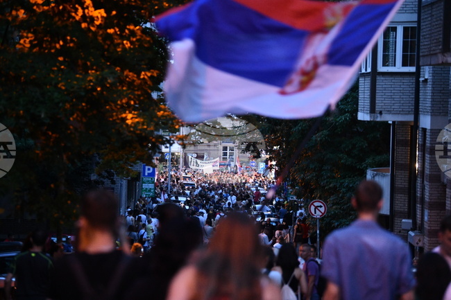 Сръбски студенти протестираха пред сградата на разузнаването в Белград