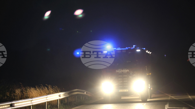 Три автобуса и влекач са изгорели при пожар през нощта в Костинброд, частично са изгорели автомобил и бус