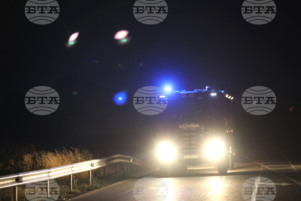 Три автобуса и влекач са изгорели при пожар през нощта в Костинброд, частично са изгорели автомобил и бус