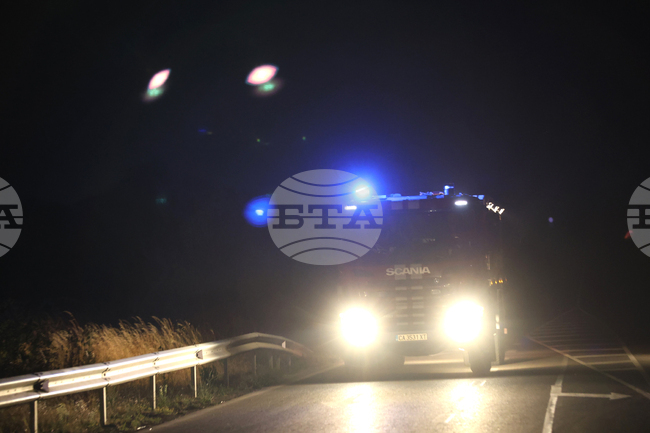 Три автобуса и влекач са изгорели при пожар през нощта в Костинброд, частично са изгорели автомобил и бус