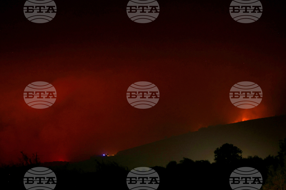 Остър и задушлив мирис на изгоряло се носи по улиците на село Безден, където по-рано днес горя пожар