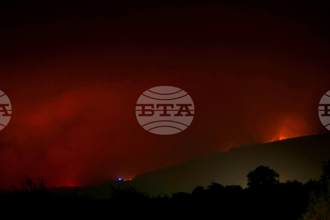 Остър и задушлив мирис на изгоряло се носи по улиците на село Безден, където по-рано днес горя пожар