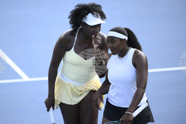 Американската тенисистка Bинъс Уилямс се завърна на корта след дълго отсъствие с победа на двойки