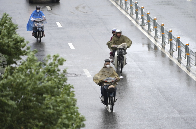 Най-малко трима души загинаха във Виетнам при тежки наводнения, предизвикани от тропическата буря "Уифа"